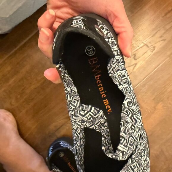 Bernie Mev Comfi Womens Black & White Woven Slip-On Sandals - Size 39 EU - Picture 7 of 7